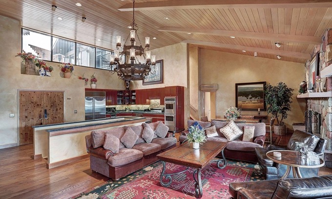 Vail Condo | Luxe 4BR residence at The Hythe - walk to lifts - pool, spa, gym, dining onsite!