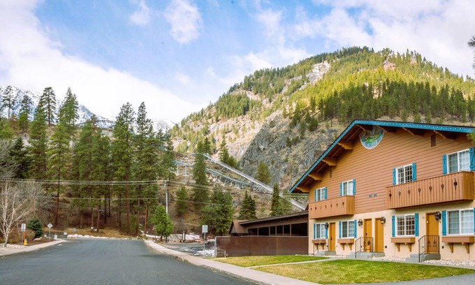 Downtown Leavenworth House | Luxe Bavarian Retreat: in Town w/Hot Tub!
