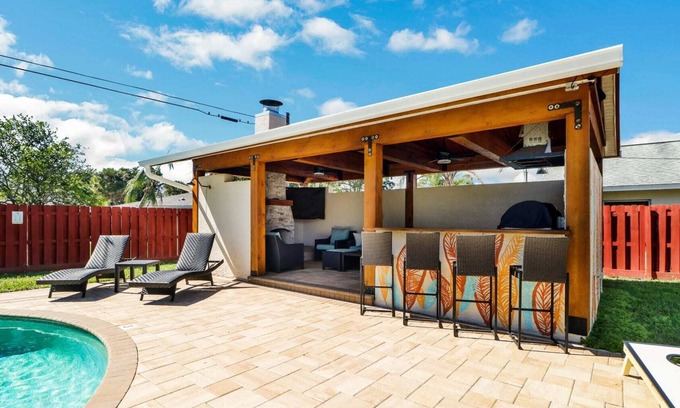 Willoughby Acres House | Luxe Beach Escape |Heated Pool|Outdoor Bar|Games