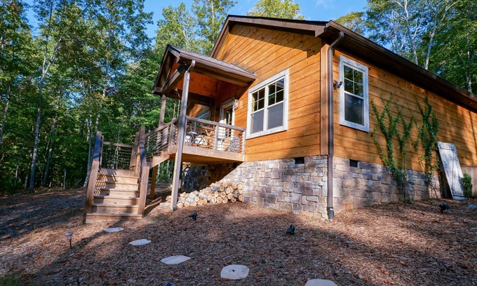 Morganton Cabin | Luxe Cabin Retreat HotTub 20 min Blue Ridge Vineyards Games Firepit Pets