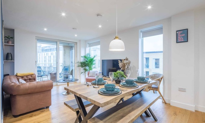 Cambridge Apartment | Luxe Cambridge Station Flat with Terrace