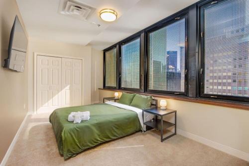 Downtown Pittsburgh Apartment | Luxe City Views PRIME LOCATION 8TH FLOOR PANORAMIC VIEWS FAST WIFI 24-7 Gym Lounge Roku
