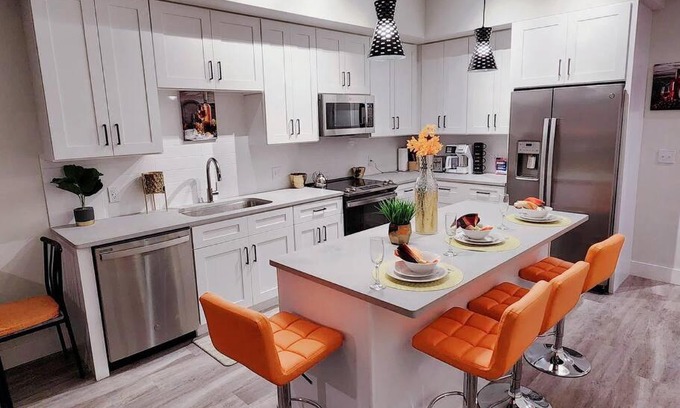 West Palm Beach Apartment | Luxe & cozy 3Beds,2rooms,EV Gym Near Beaches&Downtown WPB