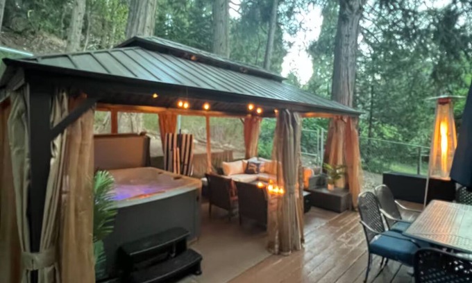 Arrowhead Villas Cottage | Luxe Cozy Lake Arrowhead Cabin New Hot Tub Kid & Dog Friendly