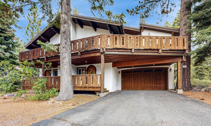 Lake Forest House | Luxe Dollar Point dream near slopes - fireplace, washer/dryer, snowbird-friendly