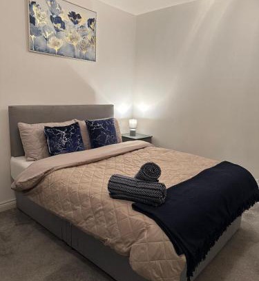 Uxbridge House | Luxe Entire 3 Bed Home - LHR 15 mins - London City 35 mins