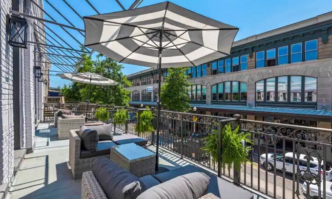 Downtown Apartment | Luxe Historic 2 BR Palafox Balcony Overlook ~ Fabu Posh A