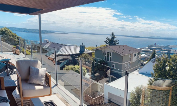 West Queen Anne House | Luxe Mod City Home +VIEWS!+Hot Tub+Parking+AC+Parking