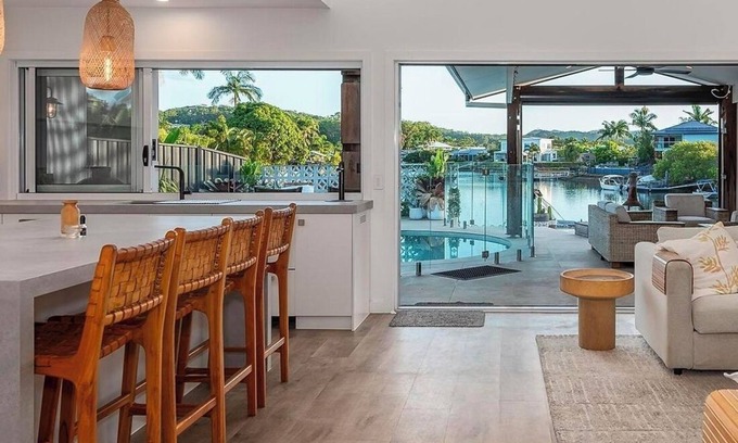 Currumbin Waters House | Luxe Modern 4 Bedroom Waterfront Homen