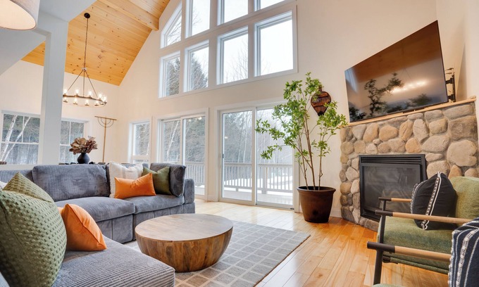 Intervale House | Luxe Mountain Escape ~ Sauna ~ Hot Tub ~ Pool Table ~Arcade Games~ Massage Chair