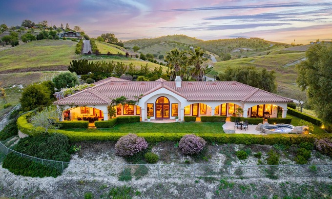 Paso Robles House | Luxe Ranch with Hot Tub, Gourmet Kitchen and Fabulous Downtown Views.