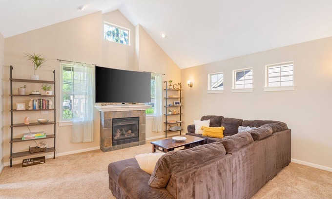 Troutdale House | Luxe Retreat Near Columbia River Gorge & Multnomah Falls