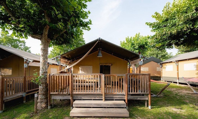 Peschiera del Garda Ski Chalet | Luxe Sanitary 5 Pers Villatent at 4-star camping Campeggio del Garda, Lake Garda