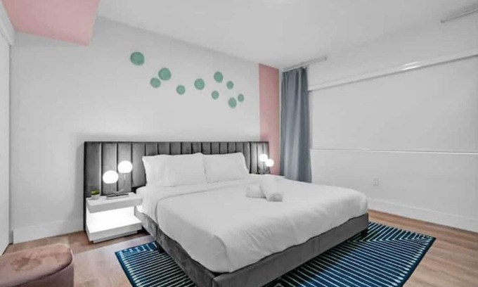 West Avenue Apartment | Luxe Suite Resort & Parking Passes Available
