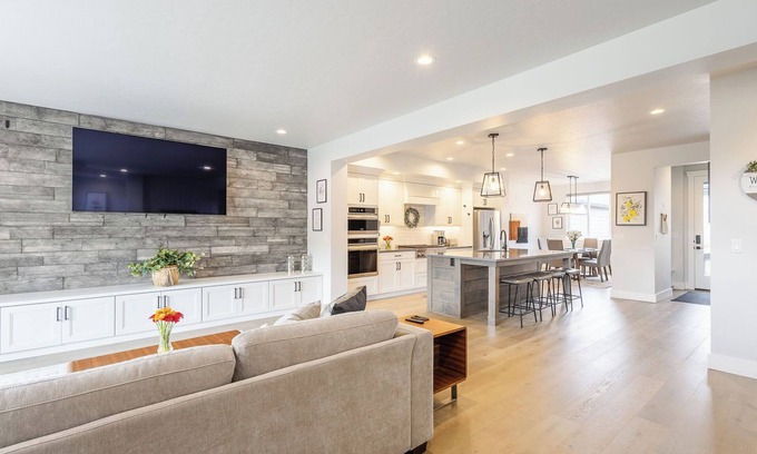 Harris Ranch House | Luxe Townhouse with Fire Pit & Pool Access Micron