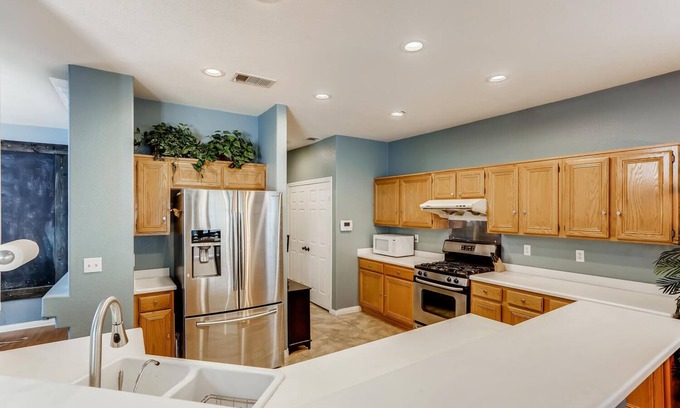 Spring Valley House | Luxe Vegas Oasis - Sleeps 10 - 5 Plush Beds - 15 min from Strip