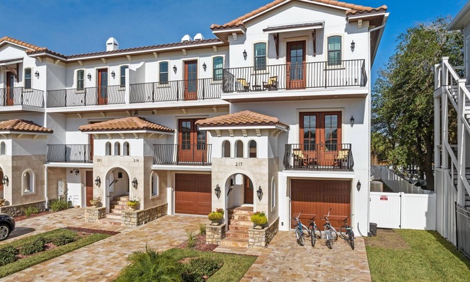 Jacksonville House | Luxe Villa Steps From Ocean w/Bikes + Game Room