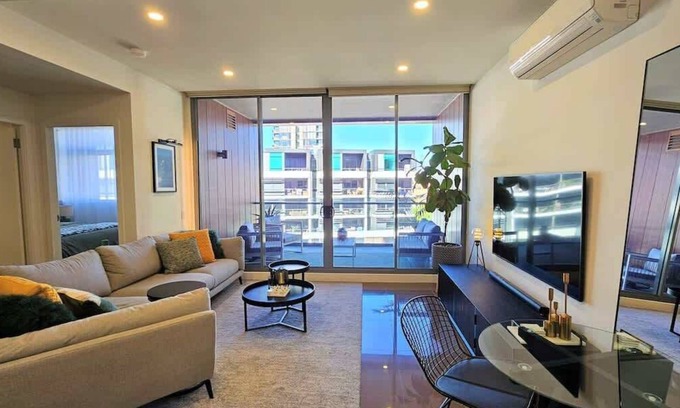 Waterloo Apartment | LUXE Waterloo 1 bed with parking, gym & pool