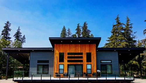 Kitimat House | LuxQuarters Bumbleberry Guest House