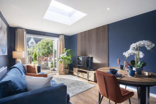Cheltenham House | Luxurious 1 Bed Detached Home with Gated Parking