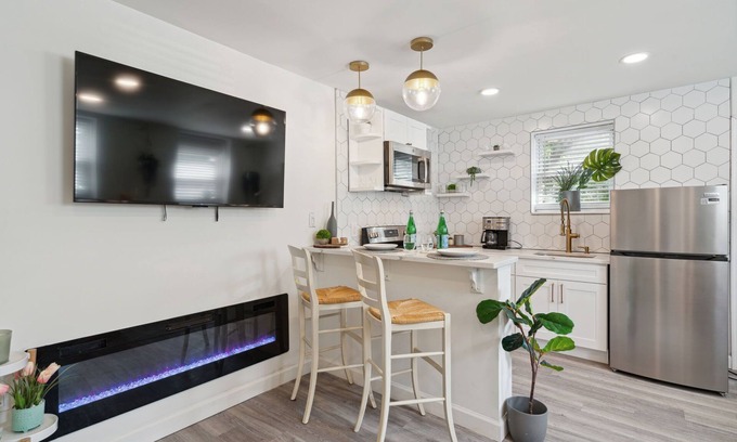 Kensington Apartment | Luxurious 2BD vacation rental, short term, central, family-friendly, free WIFI