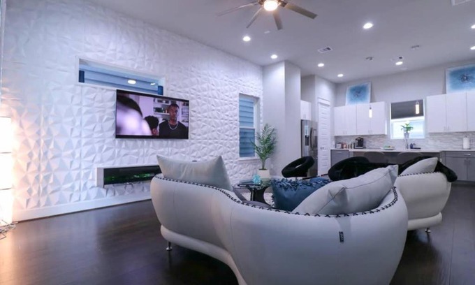 Astrodome House | Luxurious 4 Story Rooftop Townhouse-Near Medical Center&NRG stadium.