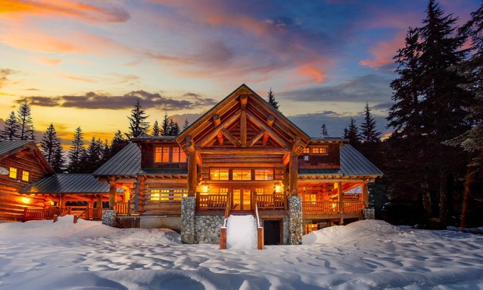 Snoqualmie Pass House | Luxurious 6000-square-foot mountain estate on 10 acres with hot tub & firepit