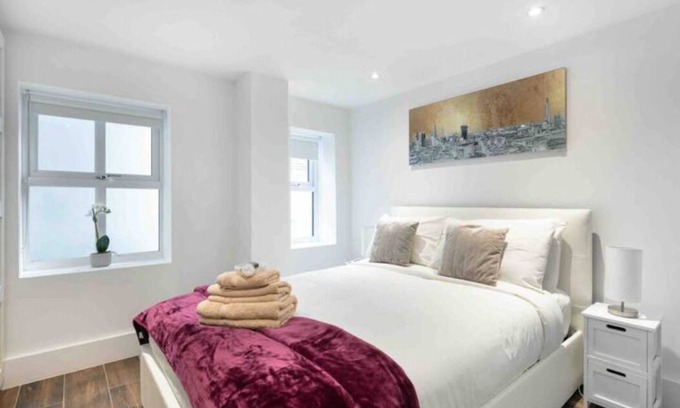 Redbridge Apartment | Luxurious & Cosy, 1 Bedroom Apartment with Parking & Private Terrace