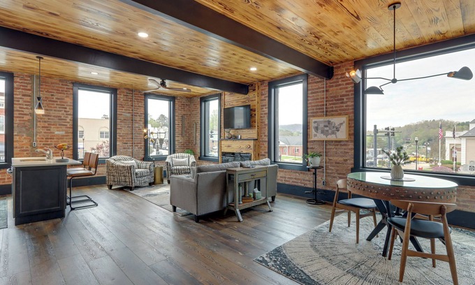 Murphy Apartment | Luxurious Downtown Murphy Vacation Rental Loft!