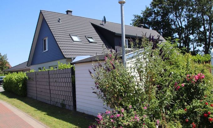 Nordseebad Burhave House | Luxurious FH near the dike, sauna, fireplace, garden, beach chair (8 adults & baby)