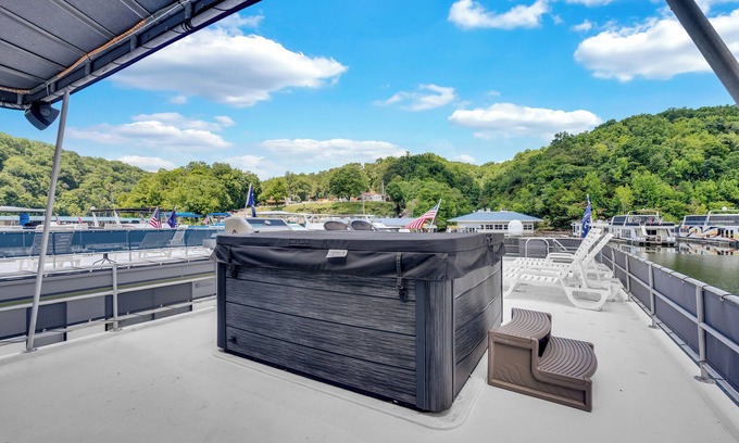 Smithville Boat Rental | Luxurious Five Bedroom Houseboat Retreat on Center Hill Lake