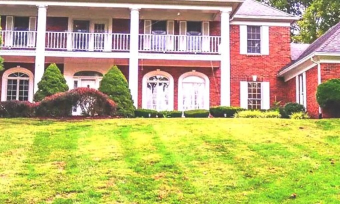 Florissant House | LUXURIOUS FLORISSANT ESTATE, “HOLIDAY SPECIAL “