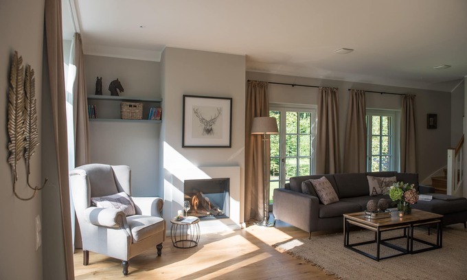Friedeburg Apartment | Luxurious Frydag vacation apartment in Karl-Georgs-Forst; dogs welcome