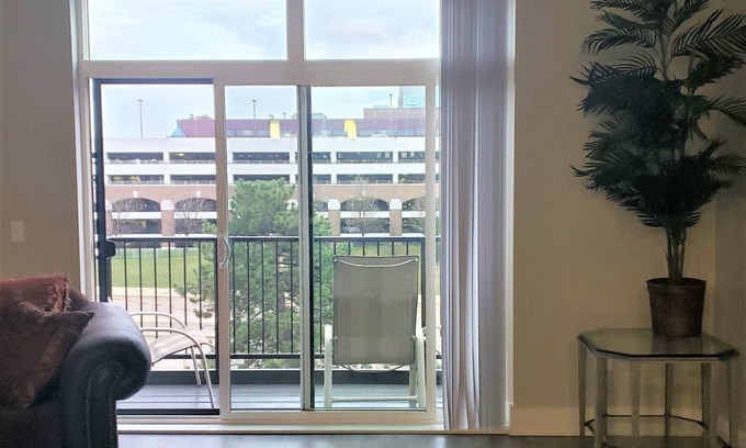 Heartside Apartment | Luxurious King bed Downtown minutes from Hospital