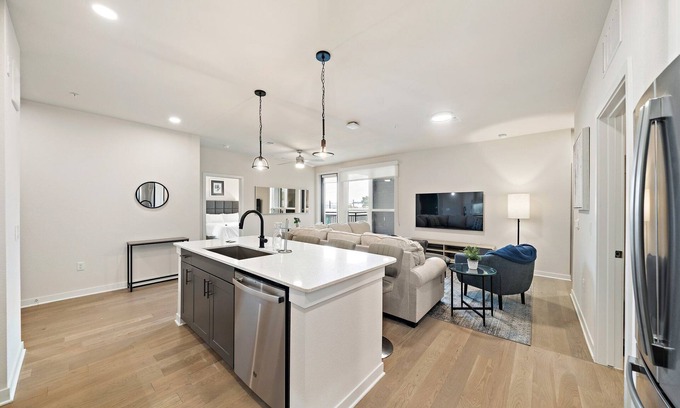 Montrose Apartment | Luxurious king executive suite