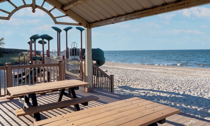 Wading River House | Luxurious Mermaid Inn Beach House: Hot Tub, Games