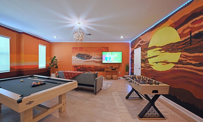 Kissimmee House | Luxurious Modern 9 Bed Pool Home w/2 Masters, 5 Kings Amazing Games Rm Lake View. Nr Theme Parks