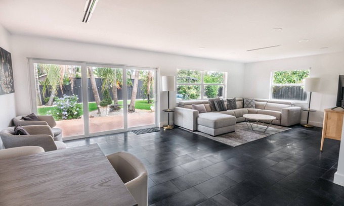 Palm Springs House | Luxurious modern home w/private tropical backyard close to beach and downtown!
