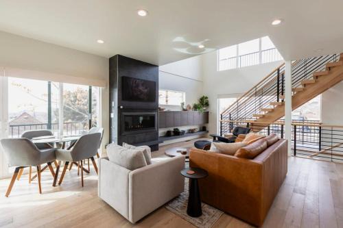 East Central House | Luxurious Mountain-View Townhouse