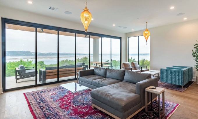 Comanche Trail House | Luxurious new build with gorgeous views of lake Travis & 30 min from Downtown!