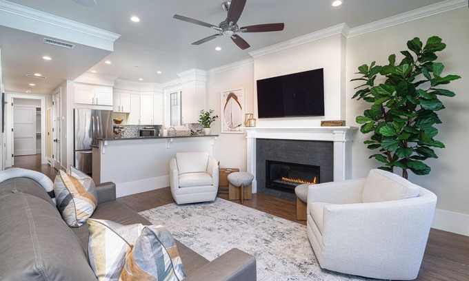 Balboa Peninsula House | Luxurious Newport home one block from the beach