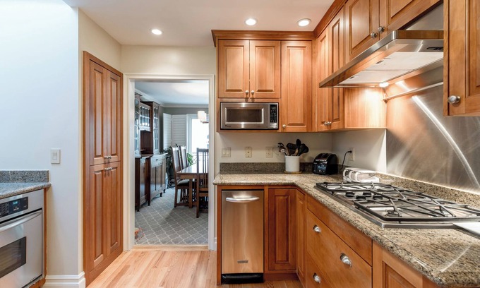 Polk Gulch Condo | Luxurious Pacific Heights Retreat with Rooftop Deck