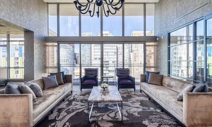 Downtown Vancouver Hotel | Luxurious Penthouse in Trendy Yaletown with Private Rooftop Pool