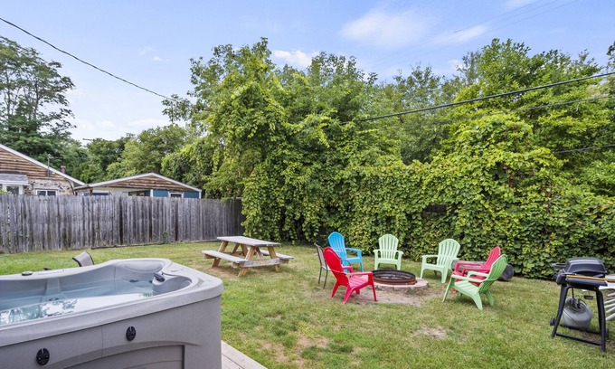 Lexington House | Luxurious Remodeled 4BR Cottage w/ Hot Tub, Golf Cart, Kayaks, Arcade Game!