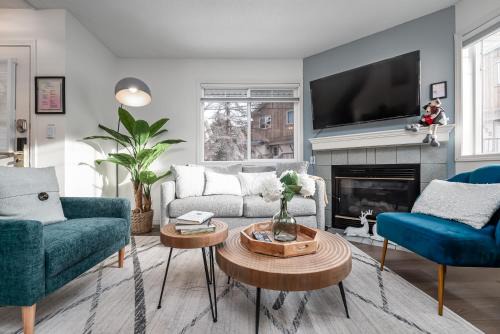 Harvie Heights Apartment | Luxurious Retreat/Hot Tub/Mountain View/4 Beds