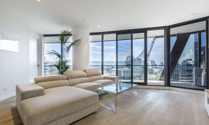 Melbourne Apartment | Luxurious Retreat : Style and Comfort