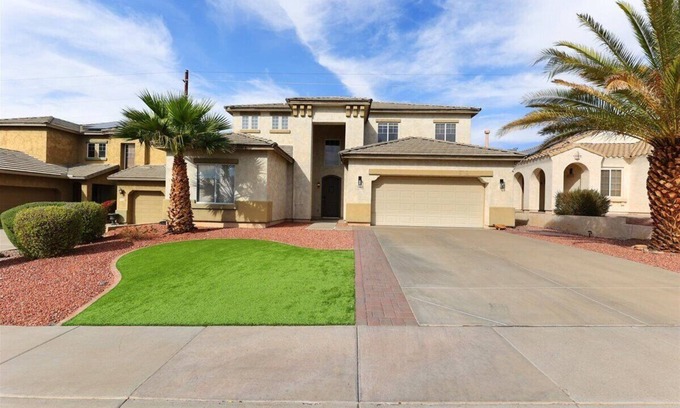 Sun City House | Luxurious, spacious 5-bedroom retreat with resort style backyard, near stadiums