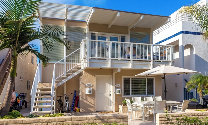 South Mission Beach House | Luxurious & Spacious Beach house with AC & private sunlit patio, steps to sand!