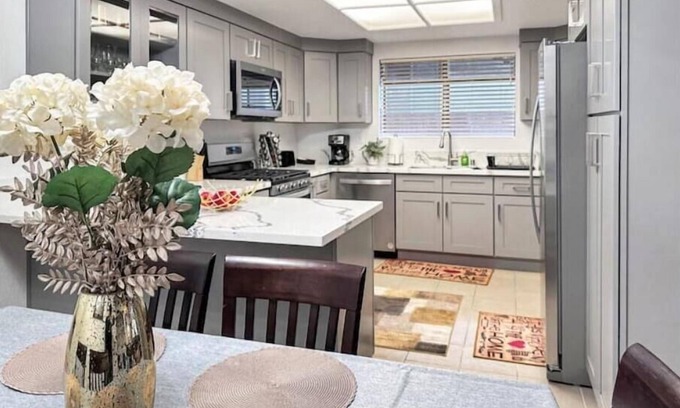 Hawthorne House | Luxurious spacious remodeled 2bd/2bth back house!