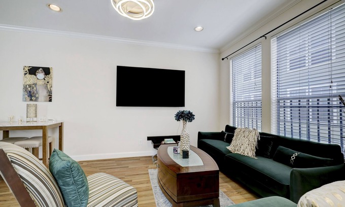 Braeswood Place House | Luxurious Townhome in Med Center, NRG, Rice U. Near great shopping and eating!